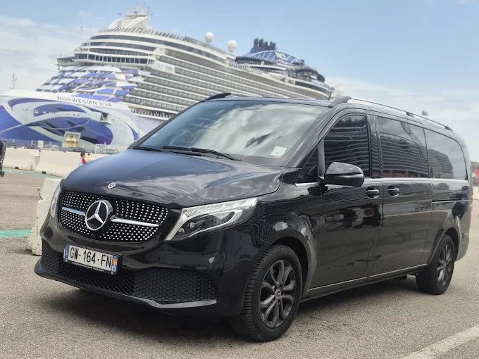 Van Mercedes de chauffeur privé au port de croisière de Marseille devant un paquebot